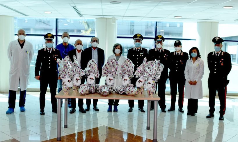 Catania, Carabinieri donano uova di Pasqua ai bambini dell’Oncoematologia del Policlicnico: “Tornate presto a casa”