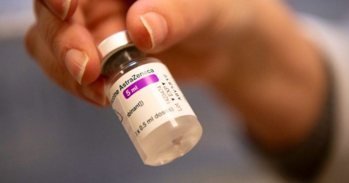 Vaccino, in Germania 21 nuovi casi di trombosi dopo AstraZeneca: 19 donne e 2 uomini