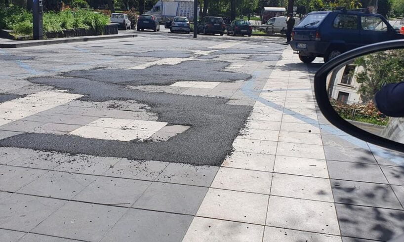Adrano, Mancuso (‘Rinasce Adrano’) sull’asfalto in Piazza S. Agostino: “E’ scandaloso: bitume al posto delle mattonelle”