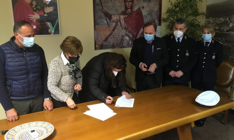 Paternò, una nuova ‘ispettora’ napoletana per la Polizia municipale: oggi la firma del contratto
