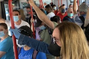 Covid, il virus viaggia in autobus e sui treni: controlli Nas rilevano 32 casi di positività