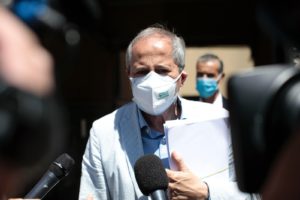 Covid, Crisanti: “Decisione Ema su AstraZeneca mette in pericolo piano di vaccinazione in Italia. L’Agenzia non può lavarsene le mani”