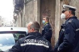 Paternò, Polizia locale controlla edifici pubblici: in via Roma trovato un ‘posto letto’
