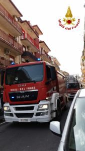 Aci S. Filippo, un morto e un intossicato in un incendio in via Croce: incerte le cause del rogo