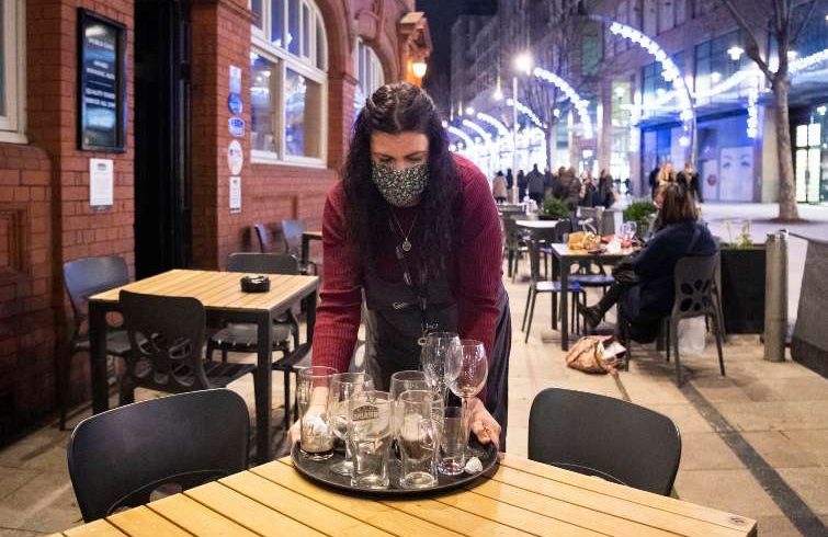 Covid, il piano di Draghi per le riaperture: in zona gialla ristoranti aperti a pranzo e cena all’aperto