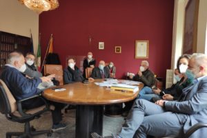 Bronte, idea-proposta per i bus elettrici sul Parco dell’Etna: incontro con Caputo e il sindaco di Maletto
