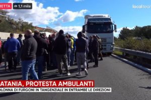 Catania, caos sulla Tangenziale per la protesta degli ambulanti: chiuso lo svincolo per Gravina