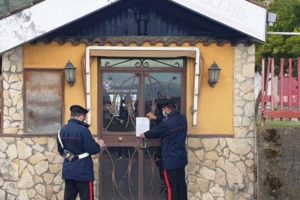 Palagonia, clienti dentro il bar a bere con gli amici: locale chiuso