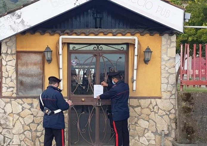 Palagonia, clienti dentro il bar a bere con gli amici: locale chiuso