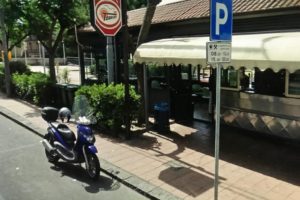 Adrano, in nove fuori orario davanti al chiosco a bere e mangiare: tutti sanzionati, esercizio chiuso per 5 giorni