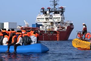 "L'equipaggio della Ocean Viking ha dovuto assistere alle devastanti conseguenze del naufragio di un gommone a nord est di Tripoli. Questa barca era stata segnalata in pericolo con circa 130 persone a bordo mercoledì mattina".