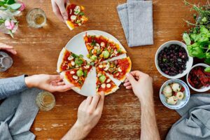 Catania, 17 persone ai tavoli della pizzeria come se il covid non ci fosse: sanzioni per tutti