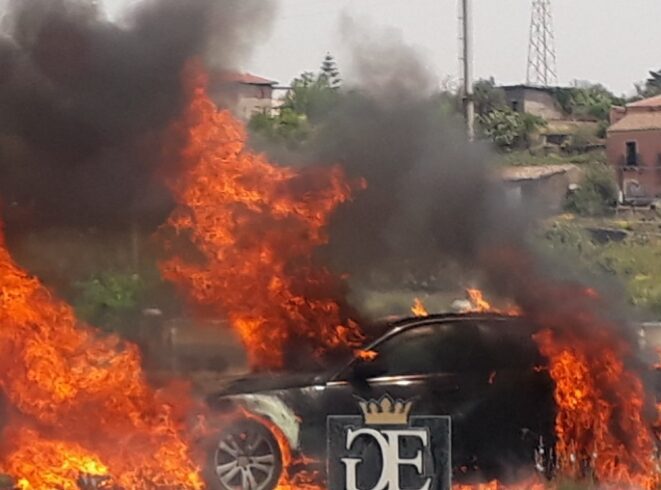 Paternò, auto s’incendia mentre è in marcia: conducente si mette in salvo