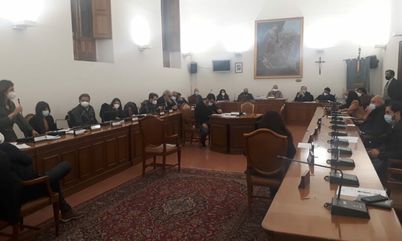 Paternò, il conto consuntivo con il disavanzo di 26 mln passa in Consiglio: decisivo il voto dei due dei ‘sammartiniani’
