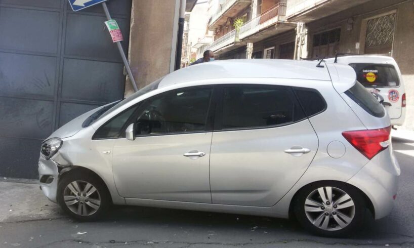 Paternò, scontro tra due auto tra le vie Ariosto e Pellico: illese le donne alla guida