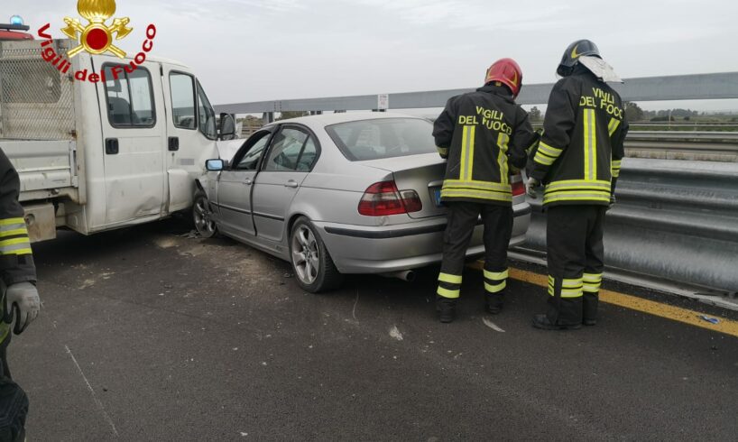 A19, incidente tra autocarro e vettura tra lo svincolo di Motta S. Anastasia e Gerbini: ci sono 4 feriti