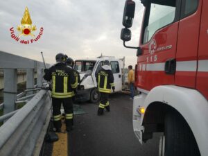 A19, incidente tra autocarro e vettura tra lo svincolo di Motta S. Anastasia e Gerbini: ci sono 4 feriti