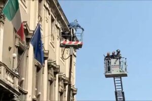 Catania, in via Etnea imprenditore minaccia il suicidio dal cestello del camion: vuole bloccare vendita all’asta di un capannone