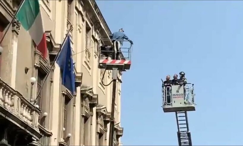 Catania, in via Etnea imprenditore minaccia il suicidio dal cestello del camion: vuole bloccare vendita all’asta di un capannone