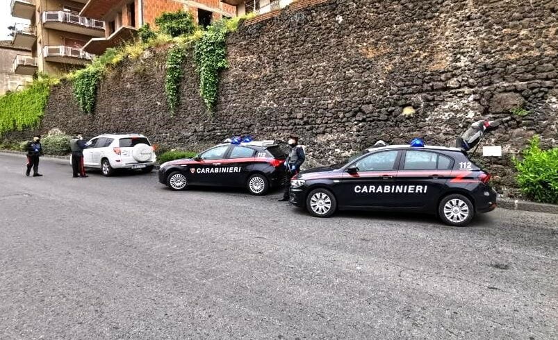 Randazzo, 47enne di Maletto denunciato per possesso di un coltello a serramanico: l’arma era custodita in auto