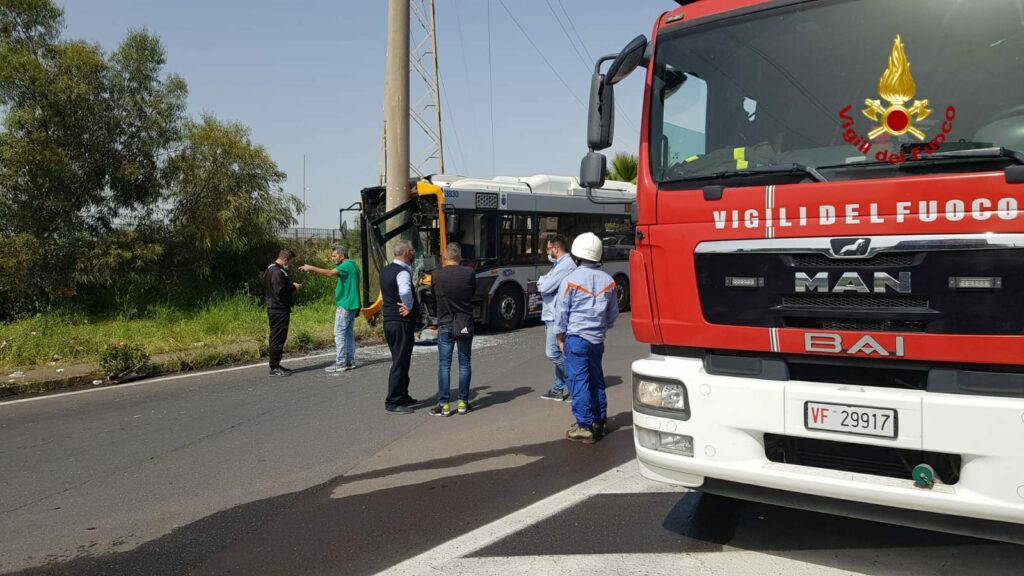 Catania, a Librino bus a metano impatta contro palo della luce: 7 feriti, passeggero in gravi condizioni  