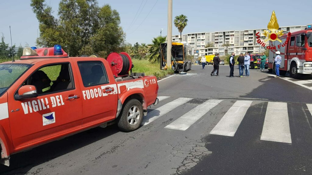 Catania, a Librino bus a metano impatta contro palo della luce: 7 feriti, passeggero in gravi condizioni