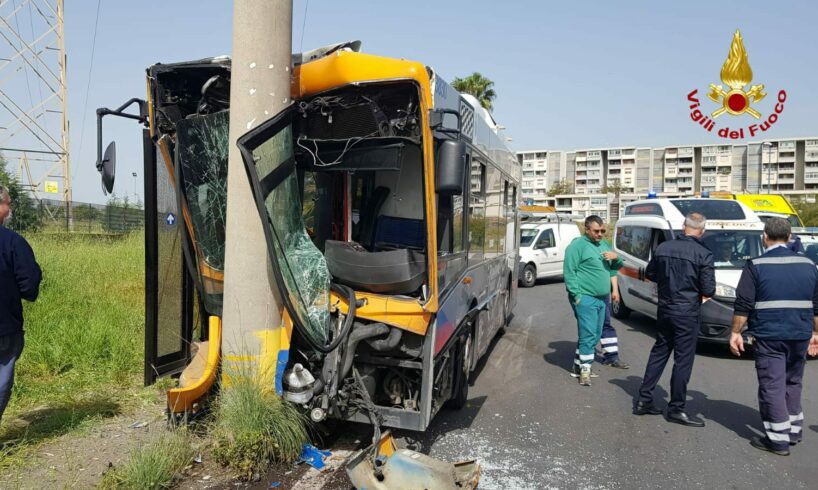 Catania, a Librino bus a metano impatta contro palo della luce: 7 feriti, passeggero in gravi condizioni