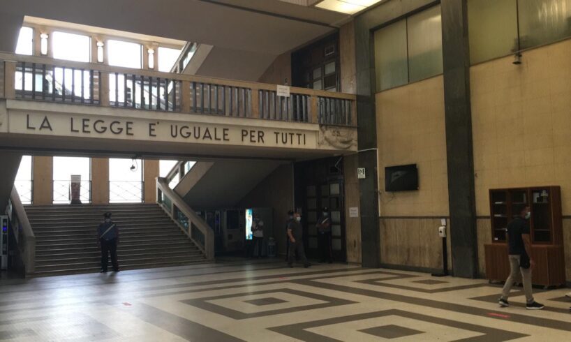 Catania, muore d’infarto in tribunale prima di deporre come testimone: soccorso con defibrillatore