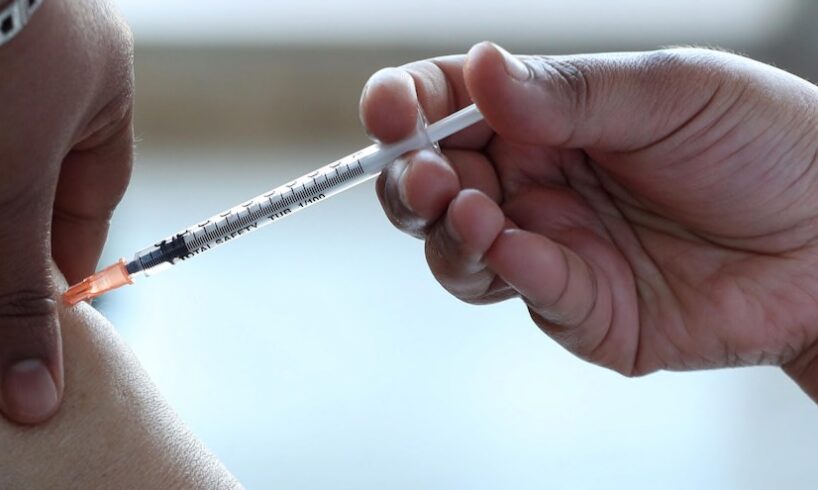 Vaccino, studentessa 23enne riceve sei dosi Pfizer per errore: “Ho paura, vediamo cosa accadrà. Ma non sporgo denuncia”