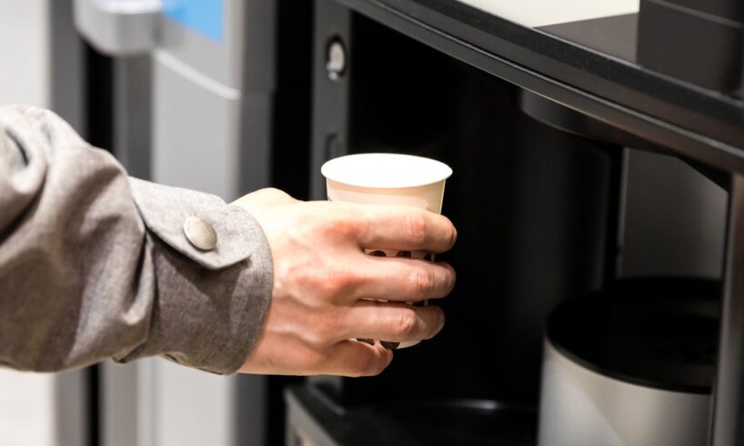 Catania, positivo al covid ‘evade’ dal reparto per un caffè e una sigaretta. A Riesi suocero e genero contagiati vanno al supermercato