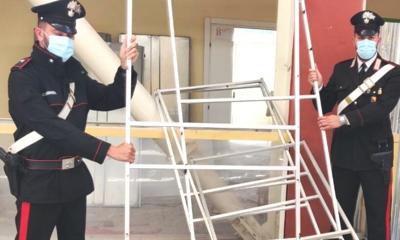 Ramacca, tenta di rubare 22 cabine elettorali da una scuola: 31enne arrestato