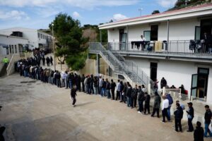 Migranti, in 850 lasciano l’hotspot dopo i maxi arrivi: si svuota la struttura prima di nuovi sbarchi