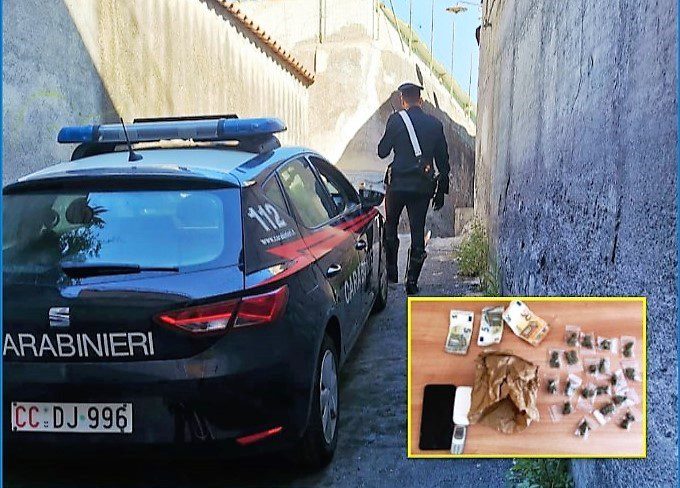 Paternò, tenta di scappare con lo scooter dove nasconde la droga: arrestato 18enne di Belpasso