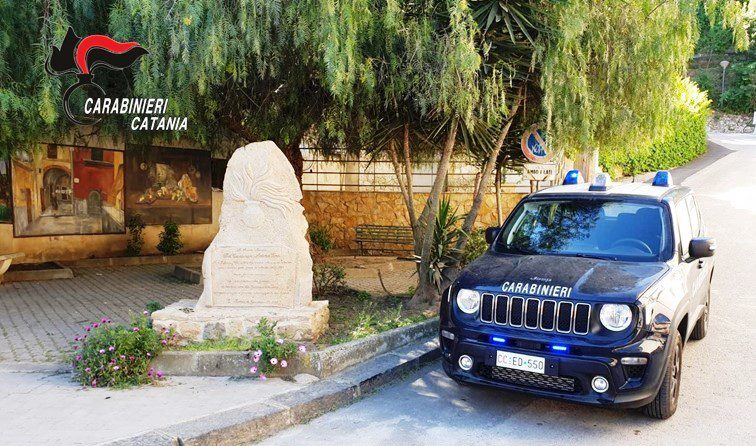 San Michele di Ganzaria, minaccia i carabinieri che gli contestano la violazione del coprifuoco: 55enne denunciato