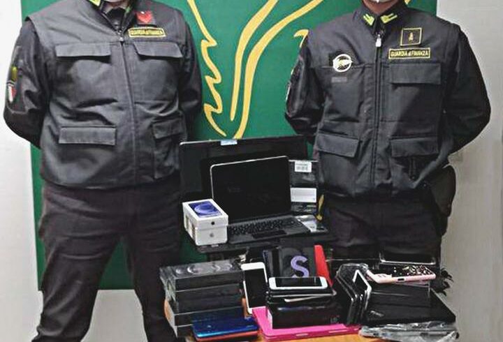 Catania: sequestrati in aeroporto 60 smartphone, 3 pc e 2 tablet: denunciato cittadino senegalese