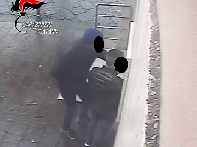 Maniace, trovano il portafogli del cugino e anziché restituirlo passano all’incasso: denunciati in tre