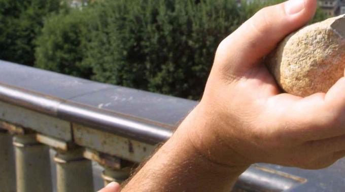 Adrano, 48enne danneggia auto dell’ex moglie a colpi di pietra: telecamere di videosorveglianza lo incastrano