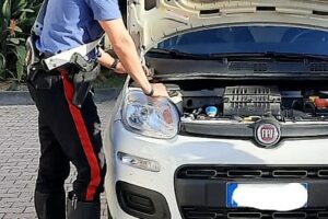 Paternò, 23enne nascondeva la marijuana dentro il vano motore dell’auto: arrestato dai militari di Palagonia