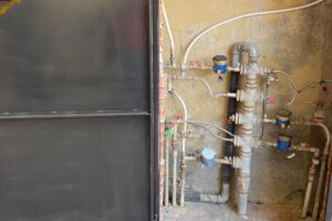 Adrano, tutto il condominio era allacciato abusivamente al contatore dell’acqua: denunciate 5 donne