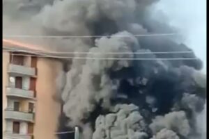 Adrano, rifiuti bruciati nell’area delle case popolari di Capici: incendio spento nella notte