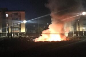 Adrano, con accendino e rotolo di carta ha appiccato incendio in via IV Novembre e davanti alla scuola ‘Giuffrida’: denunciato 23enne
