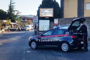Bronte, tenta la fuga in auto e lancia involucro con cocaina: arrestato 44enne