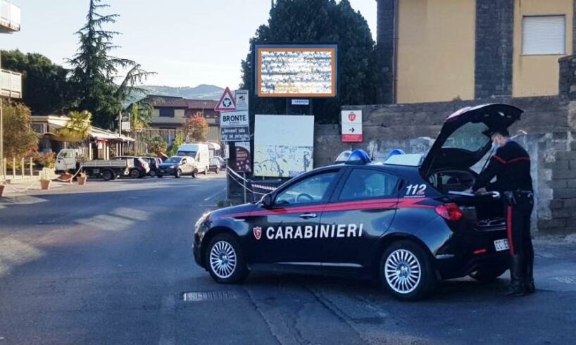 Bronte, tenta la fuga in auto e lancia involucro con cocaina: arrestato 44enne
