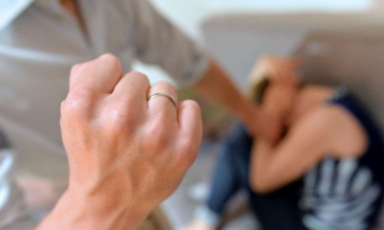 Trecastagni, 53enne arrestato dopo aver picchiato la moglie: scatta il ‘divieto di avvicinamento’
