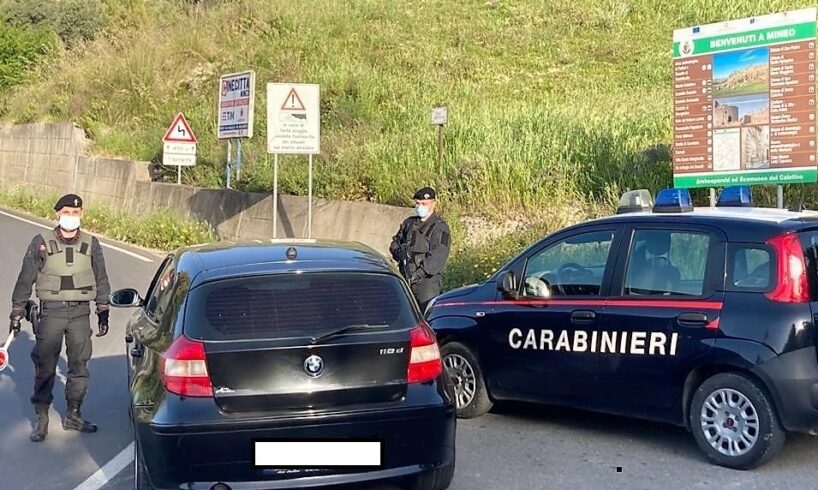 Mineo, scambio di droga e denaro in Piazza Unieux: spacciatore arrestato, assuntore denunciato