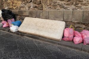 Paternò, i nostri lettori fotografano il degrado di vie e piazze. E Padre Alì se la prende con la movida impunita