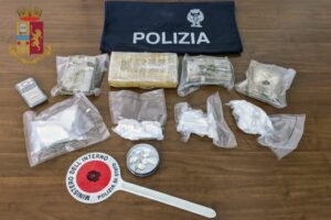 Trapani, nonna e nipote spacciavano droga: la donna custodiva 2,5 kg di eroina e cocaina