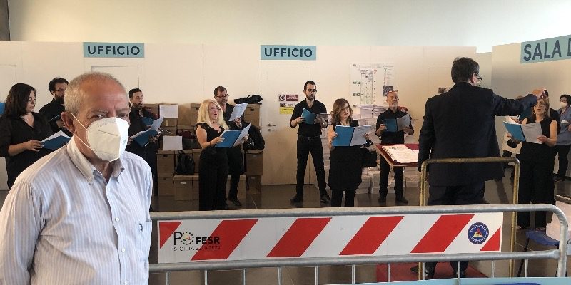 Catania, il coro del Teatro Massimo allieta gli ospiti dell’hub vaccinale. Liberti: “Sala d’attesa come un palcoscenico”