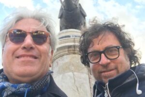 Covid, il fotografo Fabrizio Villa: “Ho fatto il vaccino”. Il fratello Davide morì dopo l’inoculazione