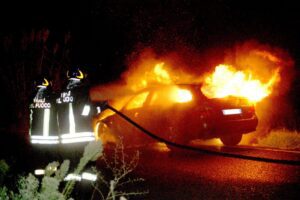 Adrano, incendia auto sotto lo ‘sguardo’ della videosorveglianza: denunciato 31enne